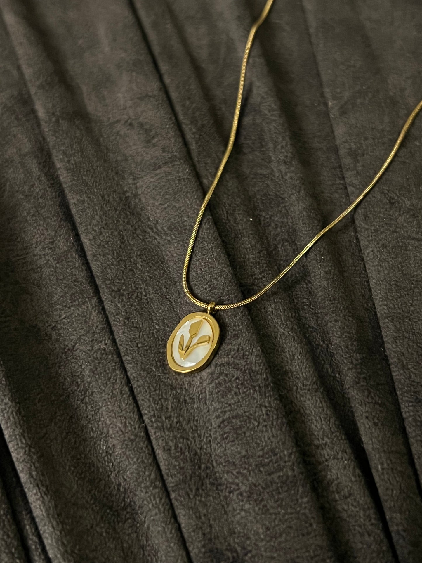 Flora Crest Pendant