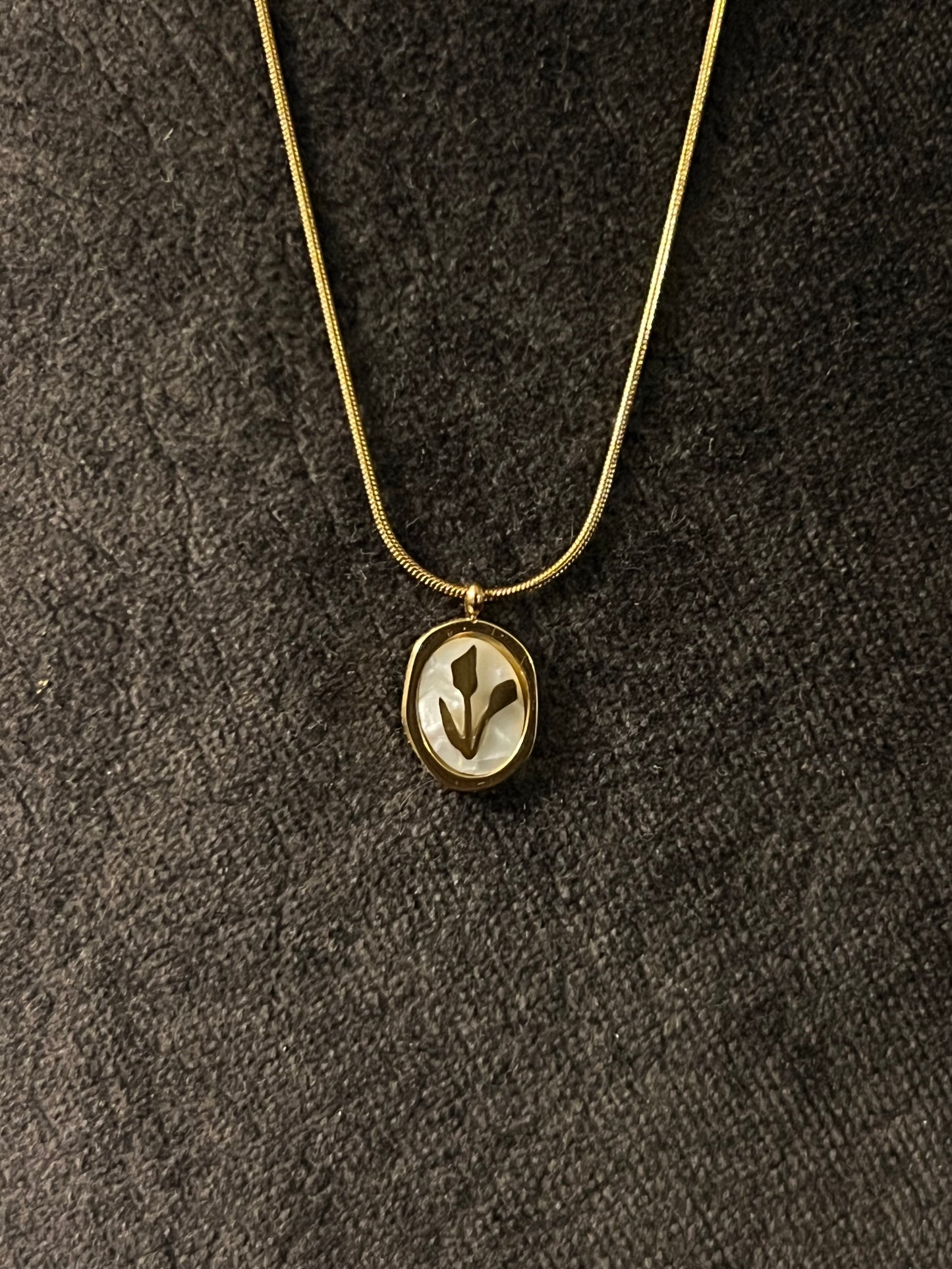 Flora Crest Pendant
